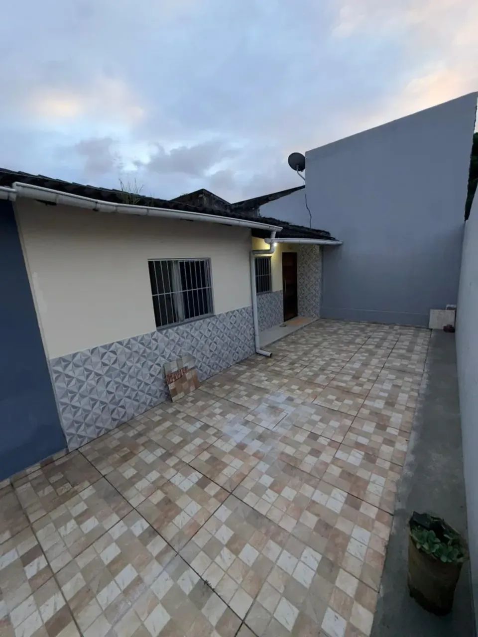 ALUGO CASA COM 2 QUARTOS SEMIMOBILIADA NO ANTARES
