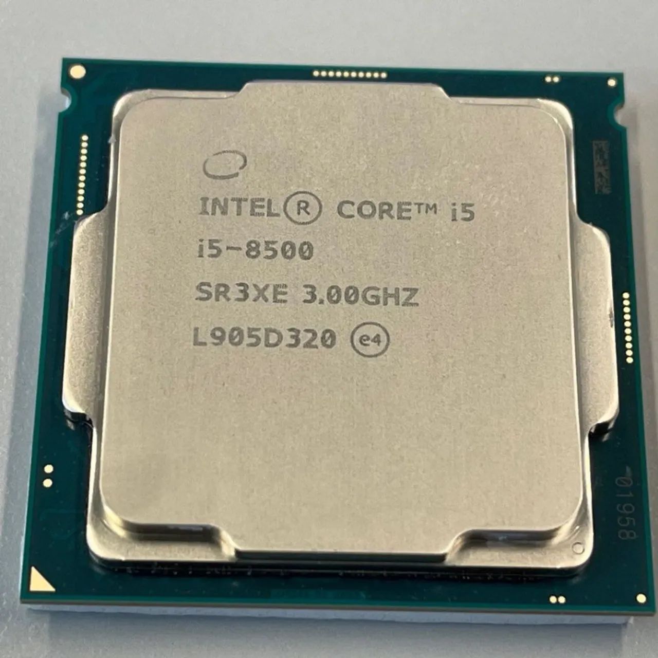 Processador: Intel Core i5-8500 (6 núcleos / 6 threads, clock de