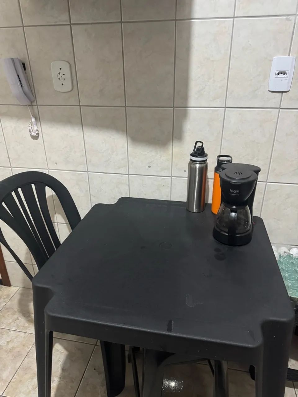 Mesa de plástico com 4 cadeiras  - Foto 2