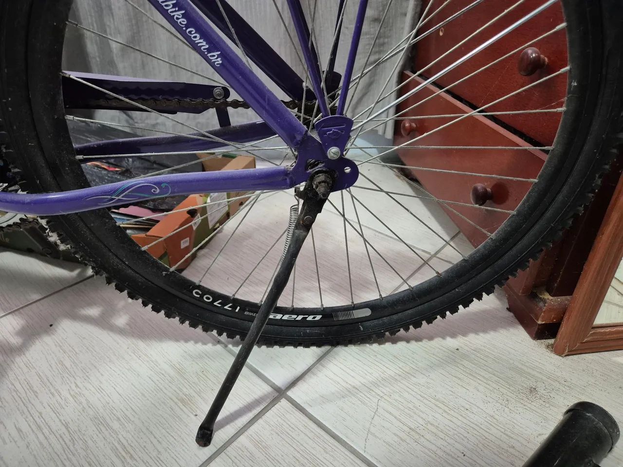 Bicicleta Ciça - Cor Roxa, com descanso e cesto  - Foto 4