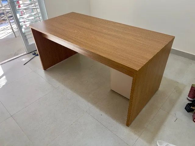 Mesa para escritório em MDF 160x70cm Louro Freijó com gaveteiro - Foto 3