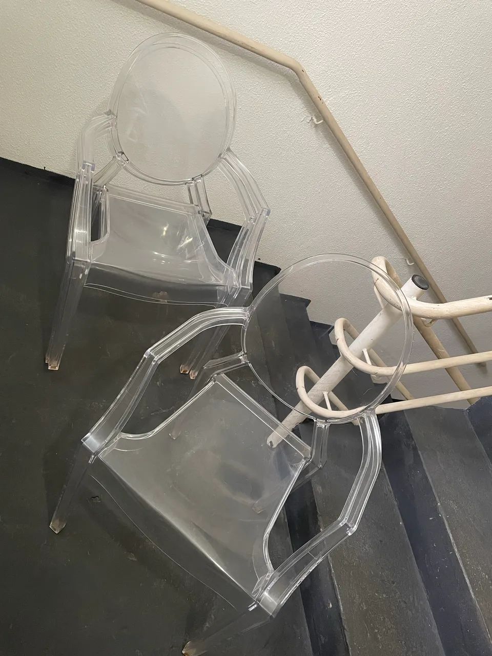 Vendo 4 Cadeiras transparentes - Foto 2