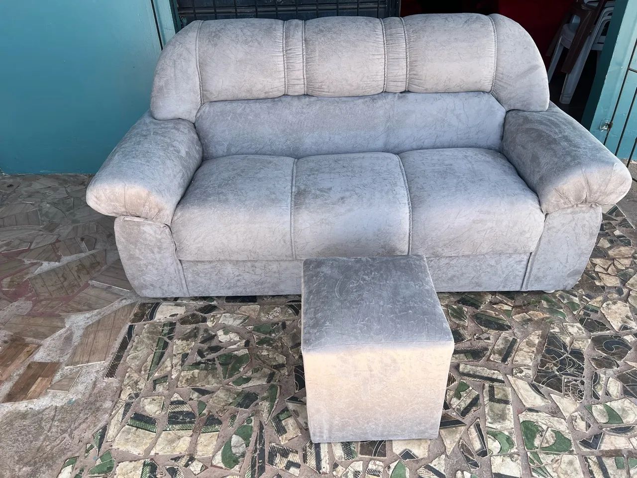 Sofá de 3 lugares com puf novo  - Foto 2