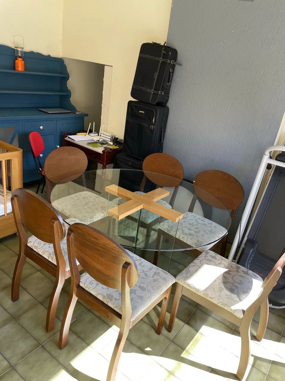 Jogo de Mesa  com Tampo de Vidro e Base em Vidro e 06 Cadeiras em Madeira Maciça  - Foto 4