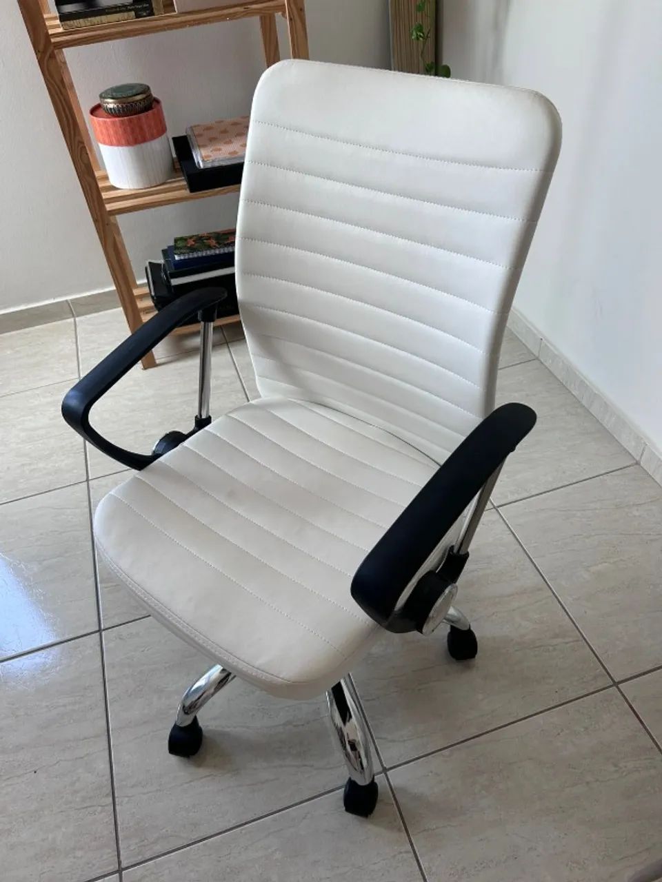 Cadeira de escritório branca e com rodinhas, em perfeito estado