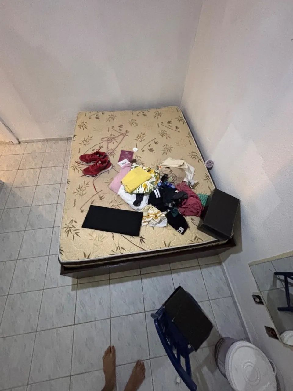 Cama com base e lateral de madeira  - Foto 4