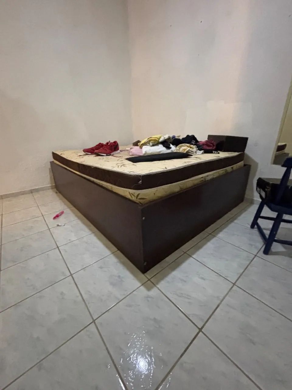 Cama com base e lateral de madeira  - Foto 2
