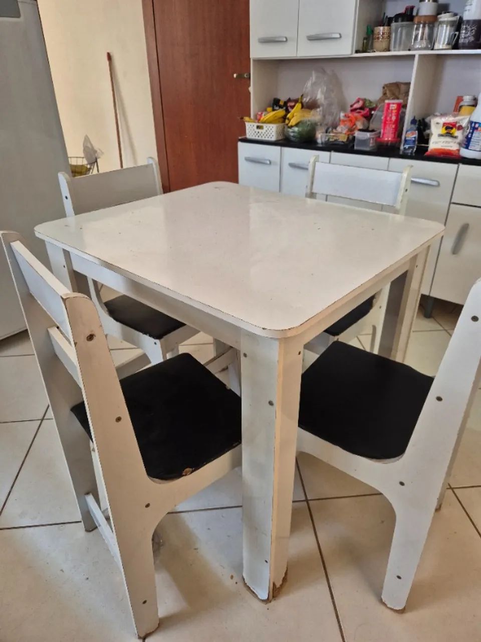 Mesa branca com 4 cadeiras - Foto 4