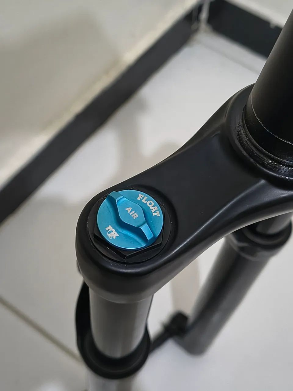 Vendo suspensão Fox 32 ar e óleo com ajuste de retorno eixo boost  - Foto 4