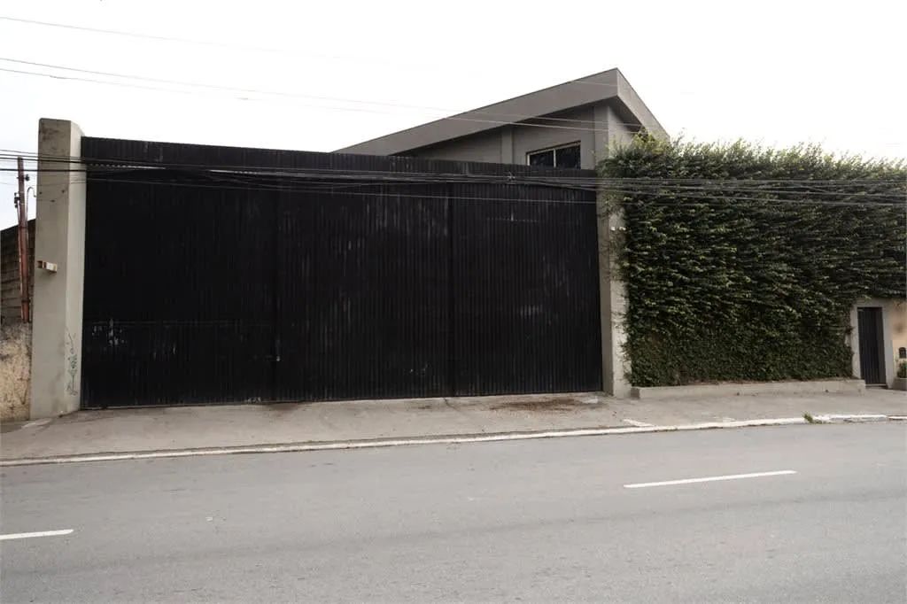 Prédio comercial na Avenida Teresa Cristina, 568  270 m²