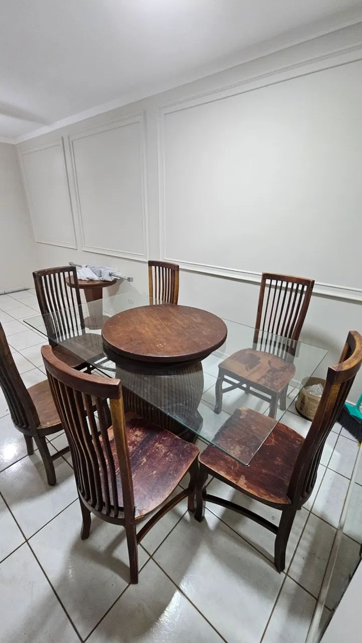 Mesa retangular de vidro com 6 cadeiras de madeira