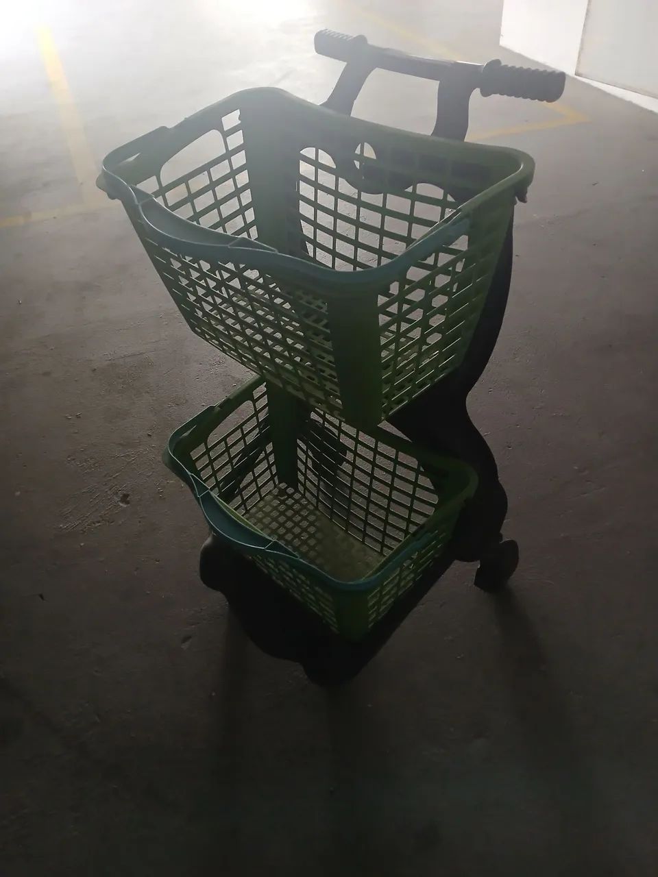 Carrinho para carregar compras no supermercado ou lojinha com 2 cestos   - Foto 4