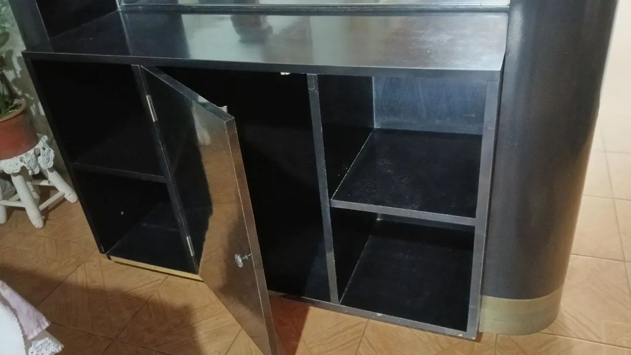Cristaleira com espelho preto e dourado  - Foto 2