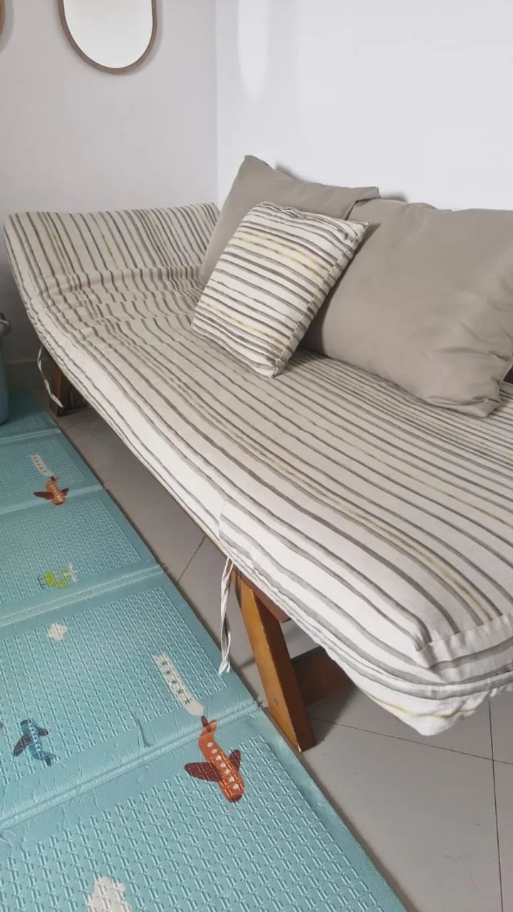 Sofa / cama auxiliar em madeira maciça e almofada estilo futon