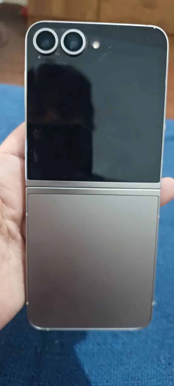 Samsung Galaxy Z Flip6 com defeito na tela