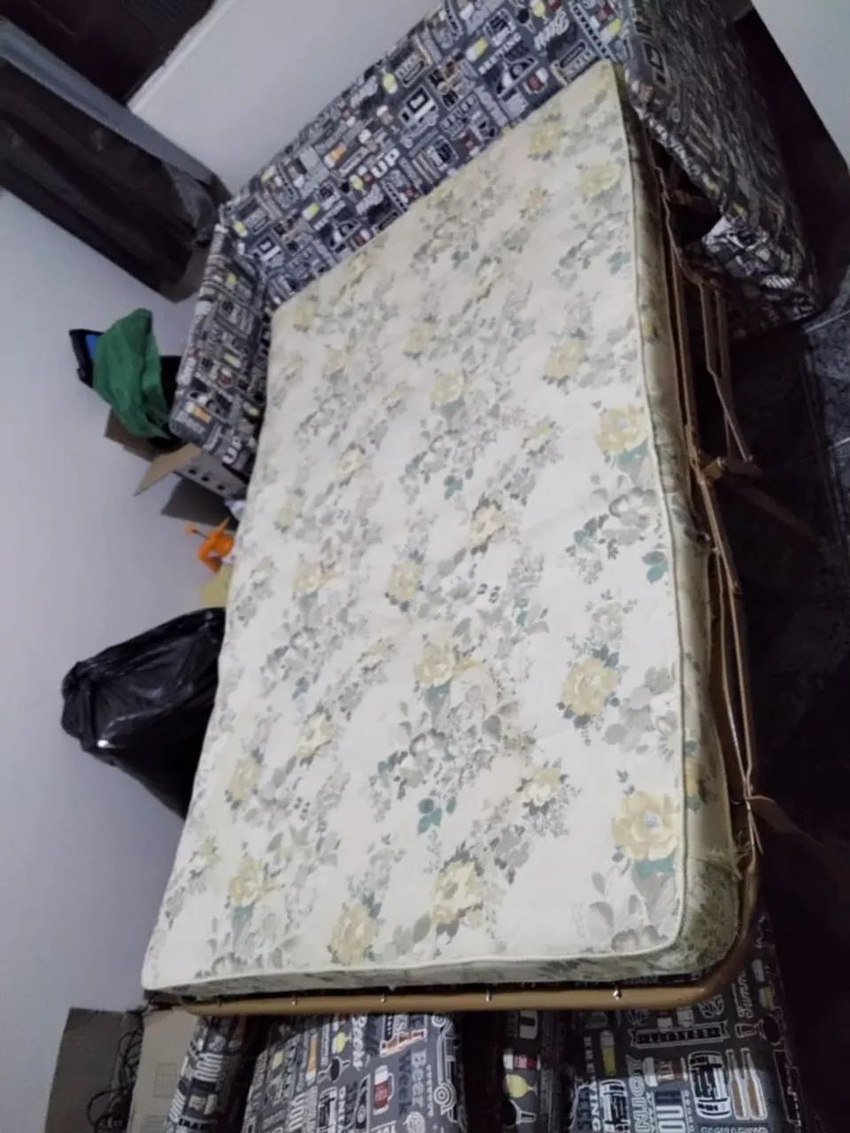 Sofá Cama com pés de ferro resistente. - Foto 5