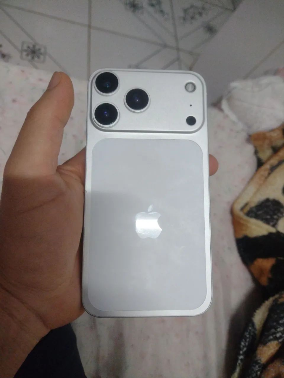 iPhone 11 na carcaça do 17 pro 