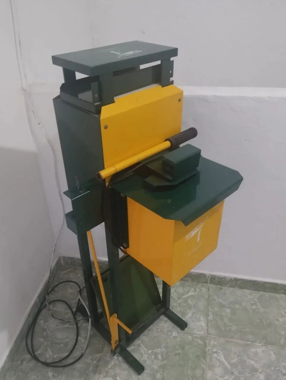 Vendo ou troco máquina para fabricação de chinelos promoção 