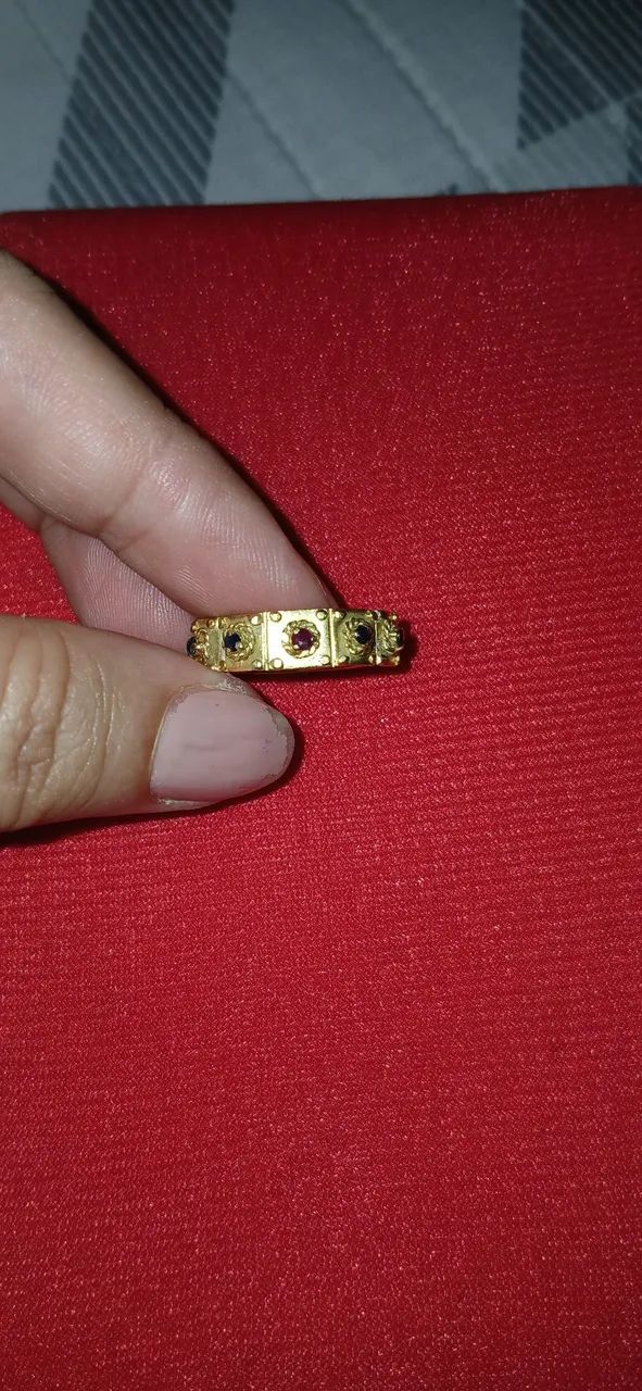 Anel de Ouro com pedras 