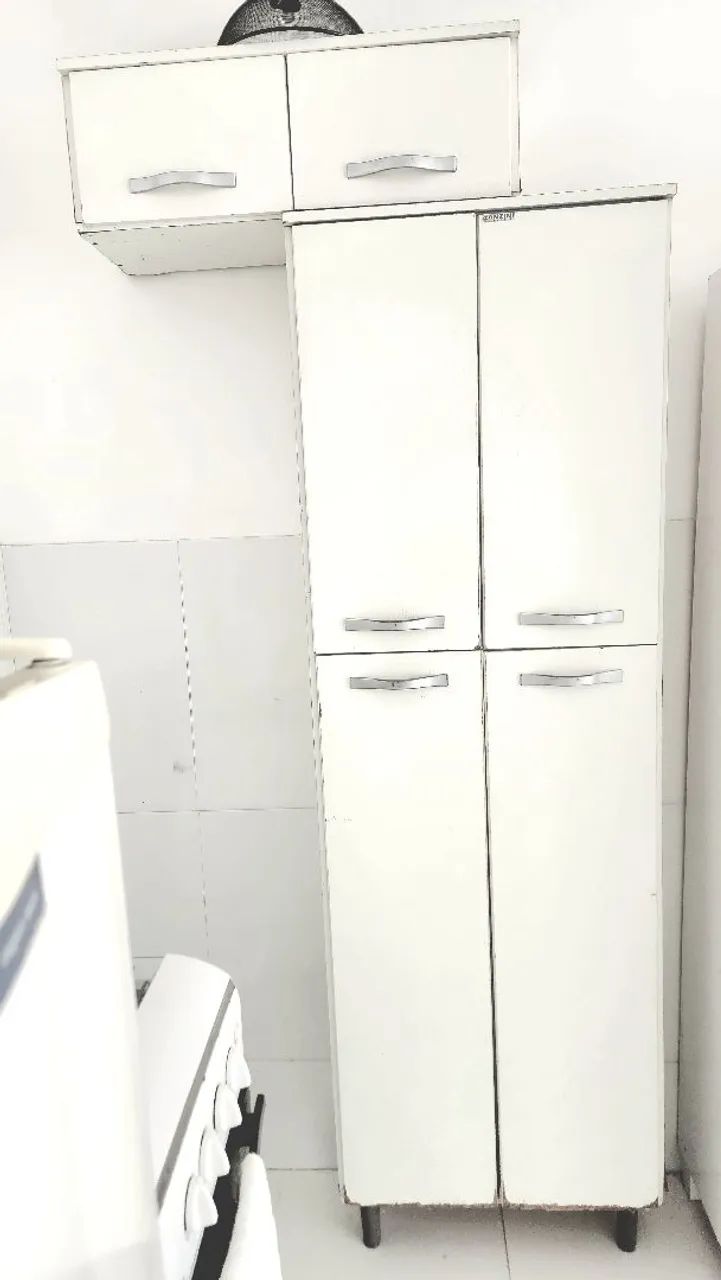 Armário de cozinha com paneleiro aéreo