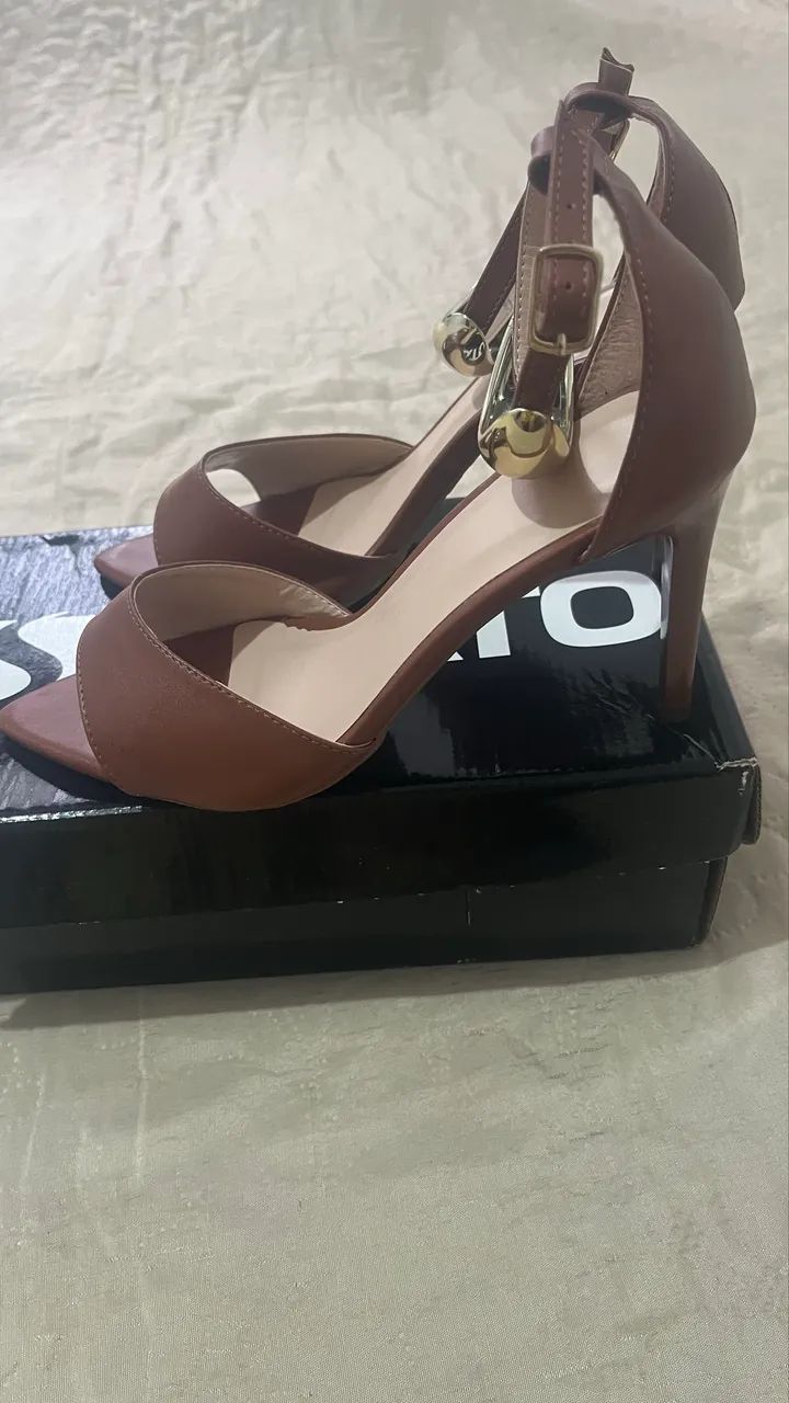 Sandália cor caramelo com detalhe dourado NOVA!!!!* - Foto 4