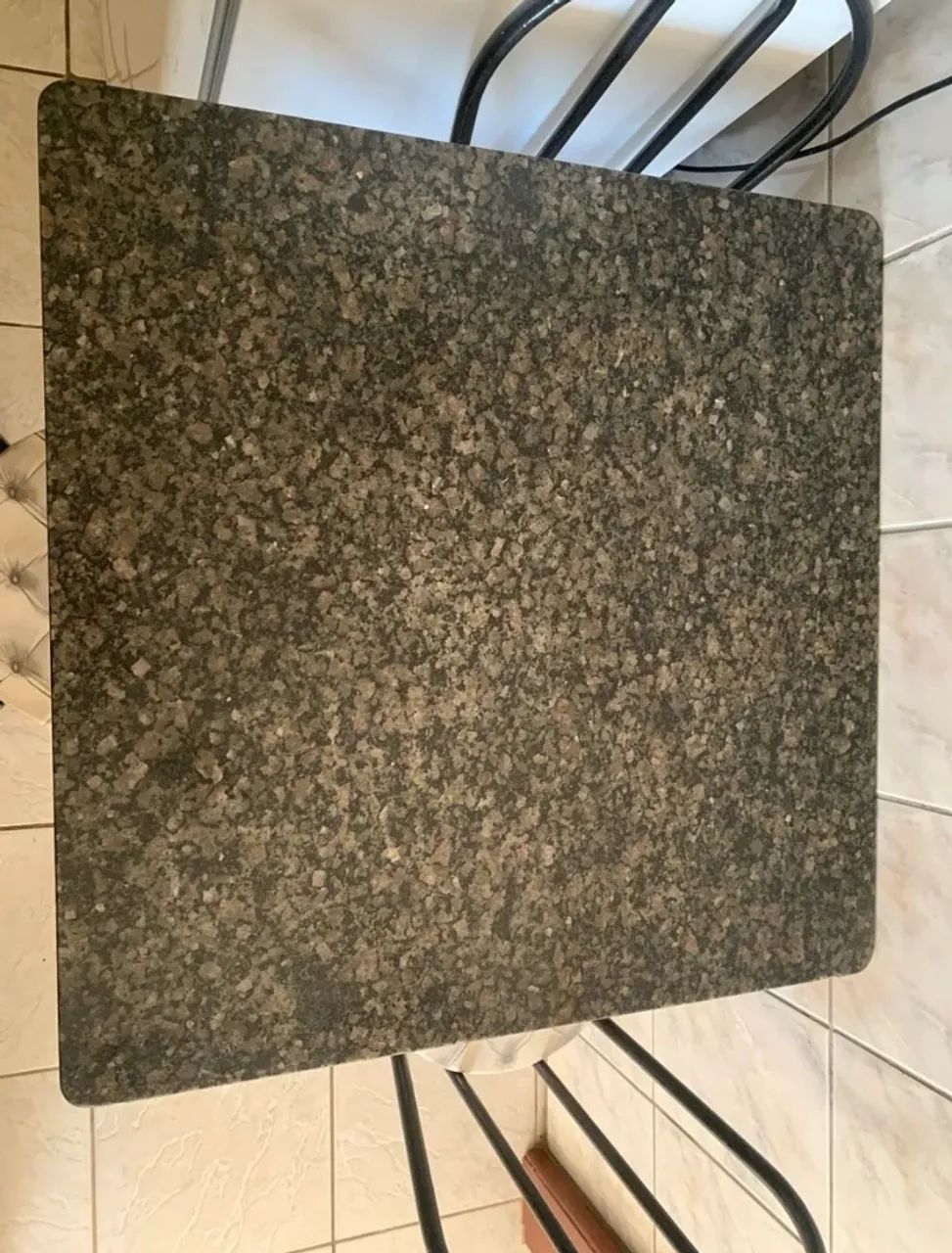 Mesa em pedra com 4 cadeiras 