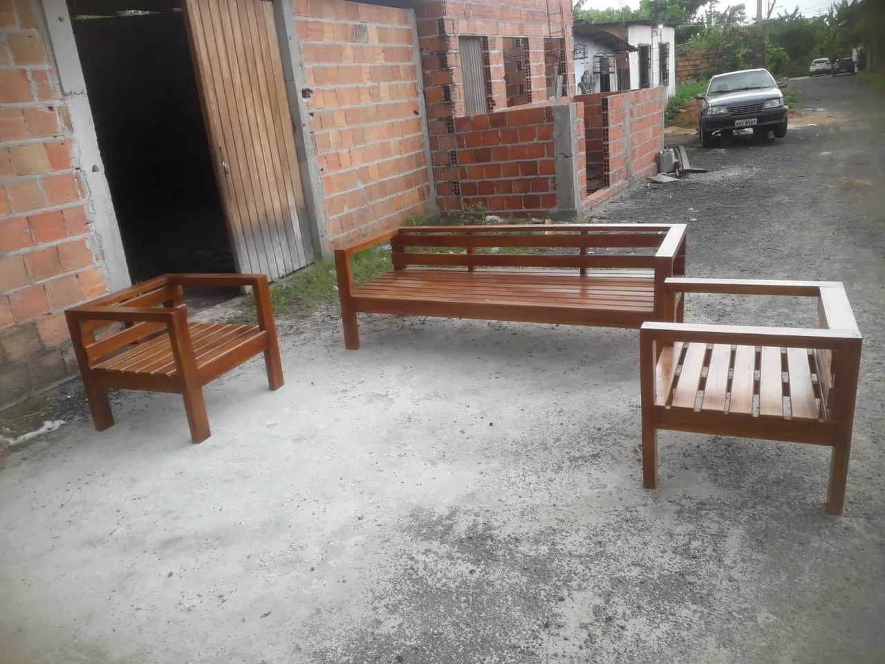 Sofa de 1,90x0,75 com 2 poltronas de madeira - Foto 3