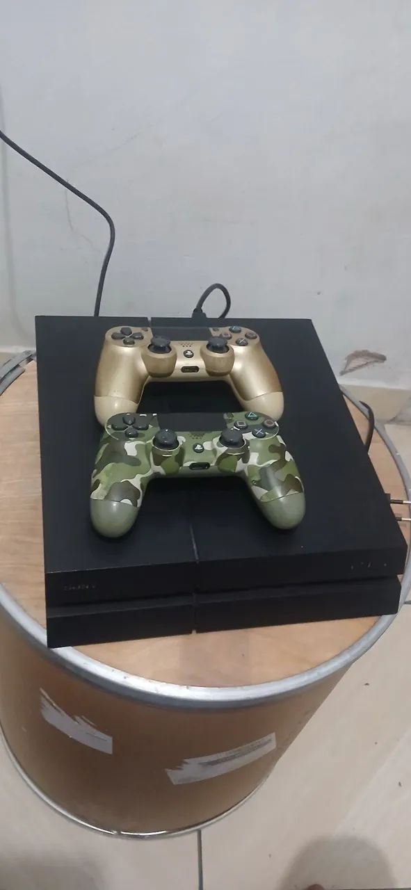 Ps4 fat com 2 controles indo com 1 jogo.