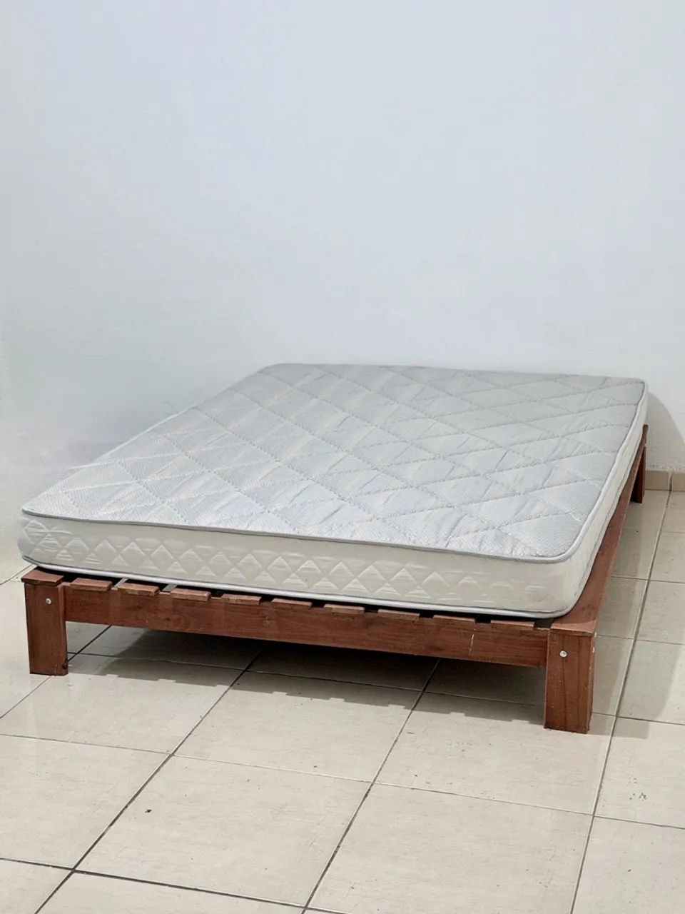 Cama casal com base em madeira + colchão 