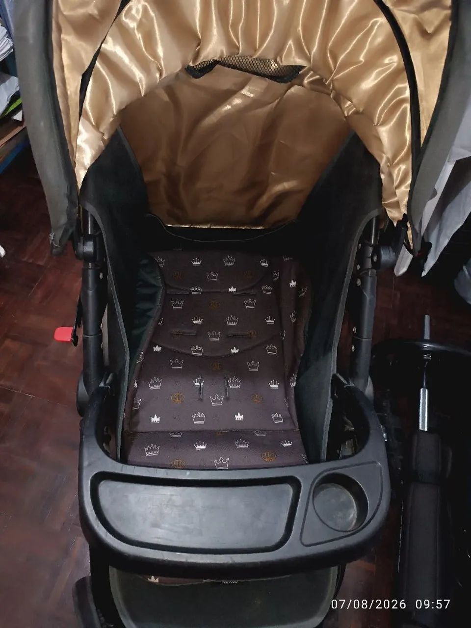 Carrinho de bebê com bebê conforto 