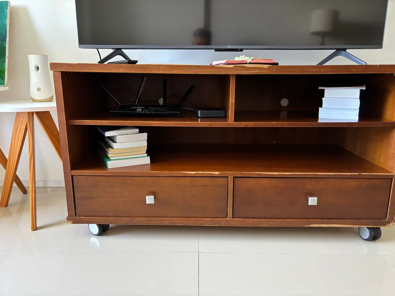 Rack para TV amplo, robusto e muito funcional.