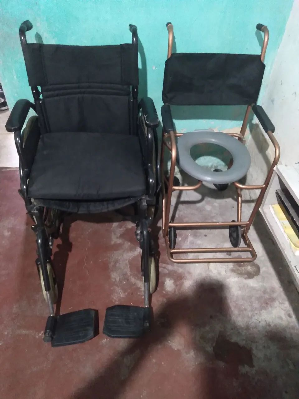 Cadeira de rodas da grande e cadeira de banho