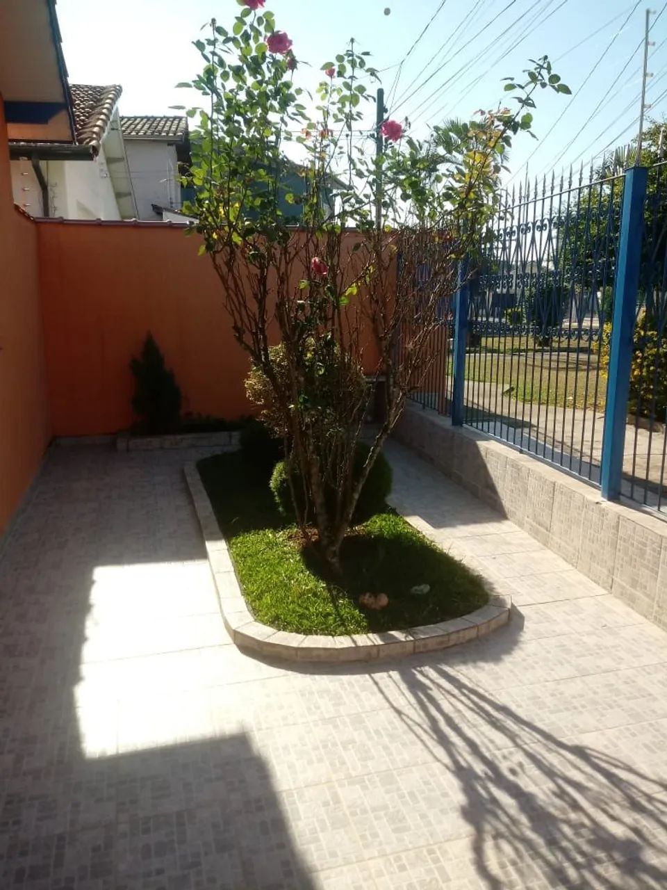 Casa gostosa,  ampla, arejada e iluminada com 3 dormitorios e 1 quarto extra  - Foto 2