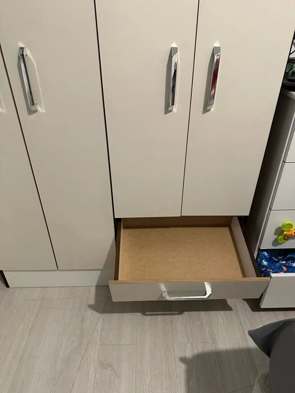 Guarda-roupa 4 portas e 2 gavetas USADO - Foto 3