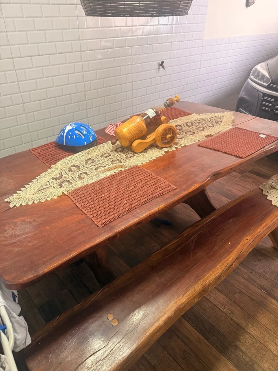 Mesa madeira maciça com dois bancos  - Foto 3