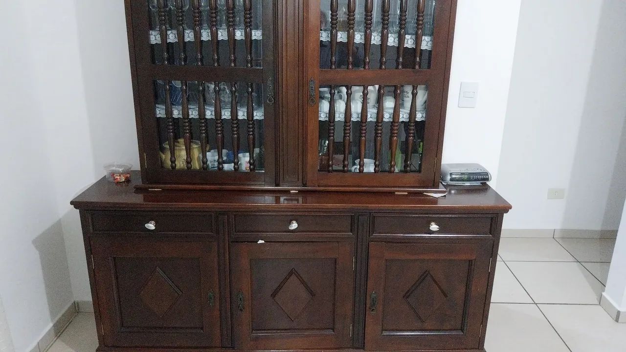Cristaleira e mesa de jantar e 6 cadeiras de madeira maciça  - Foto 2
