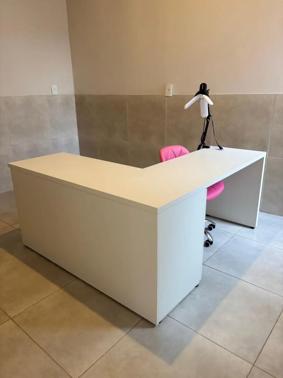 Cadeira slim  Mesa feita por marceneiro usada uma vez  Iluminaria pétala