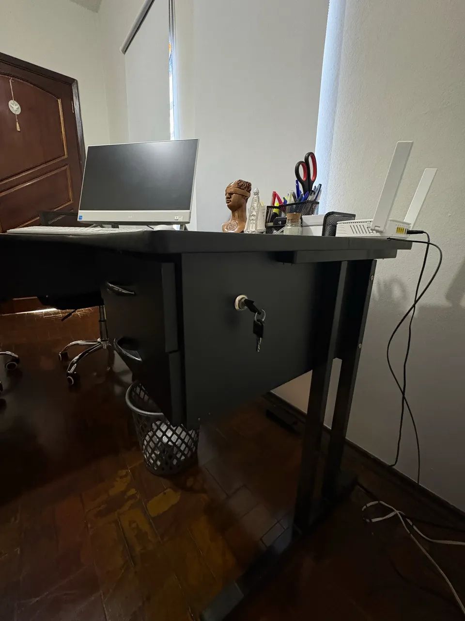 Mesa de escritório com gaveta 
