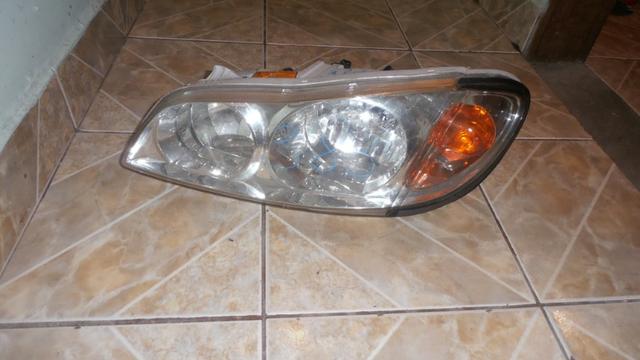 Farol esquerdo Nissan almera