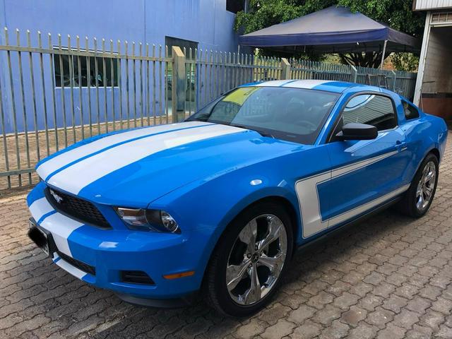 Ford Mustang V6 impecável, baixa km