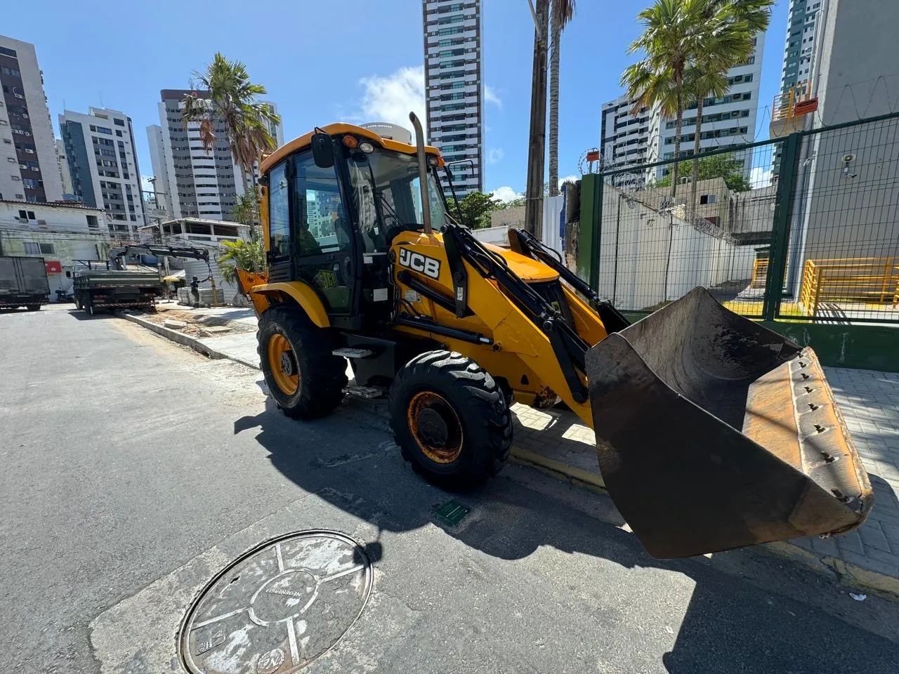 Retroescavadeira JCB - MUITO NOVA - Foto 3