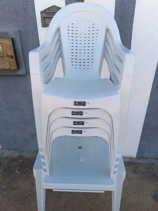 Conjunto de 4 Cadeiras e Mesas de plástico forte e resistente. - Foto 3