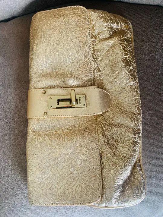 AREZZO Bolsa de mão dourada para festas  - Foto 4