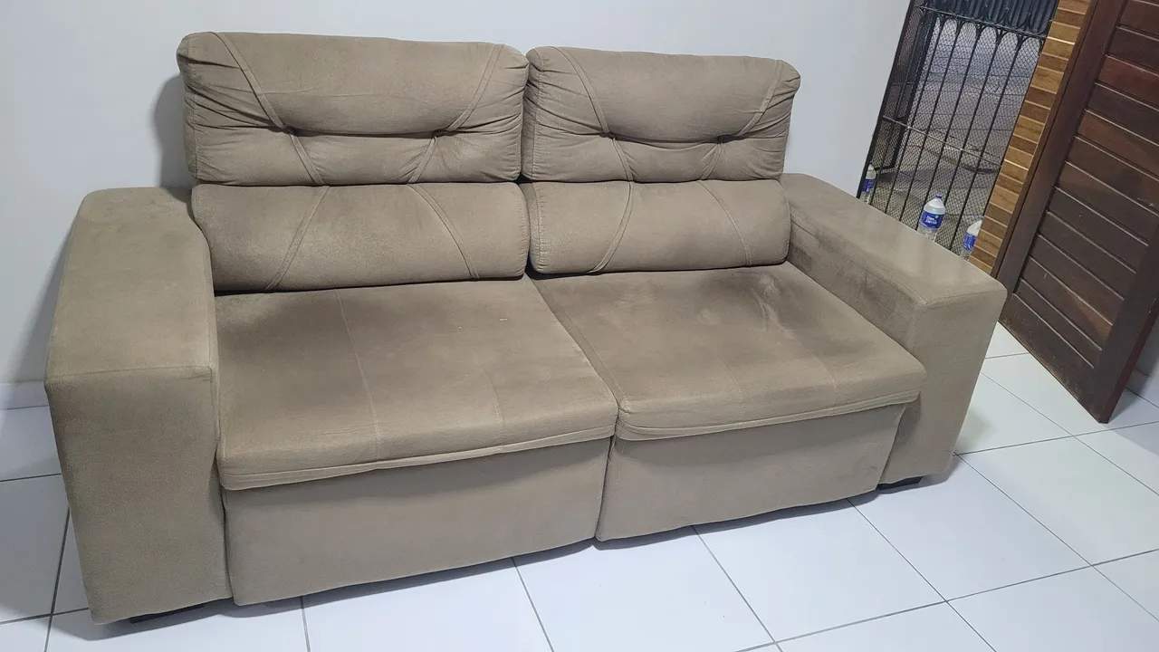 Sofá de 2 lugares em Suede