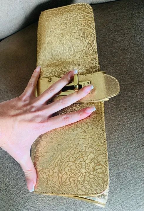 AREZZO Bolsa de mão dourada para festas  - Foto 3