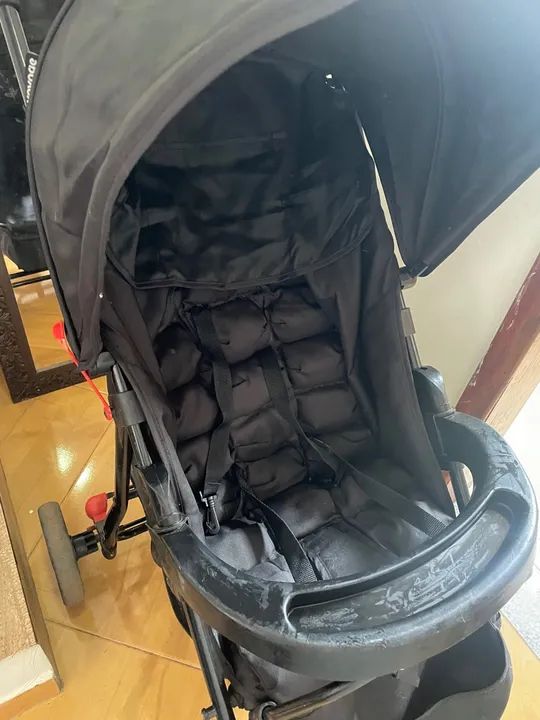 Carrinho de Bebê Preto Usado - Foto 2