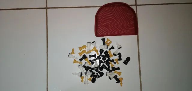 Jogo de xadrez acrilico lindissimo com 56 peças 