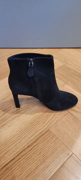 Botas de cano curto em camurça preta - Foto 2