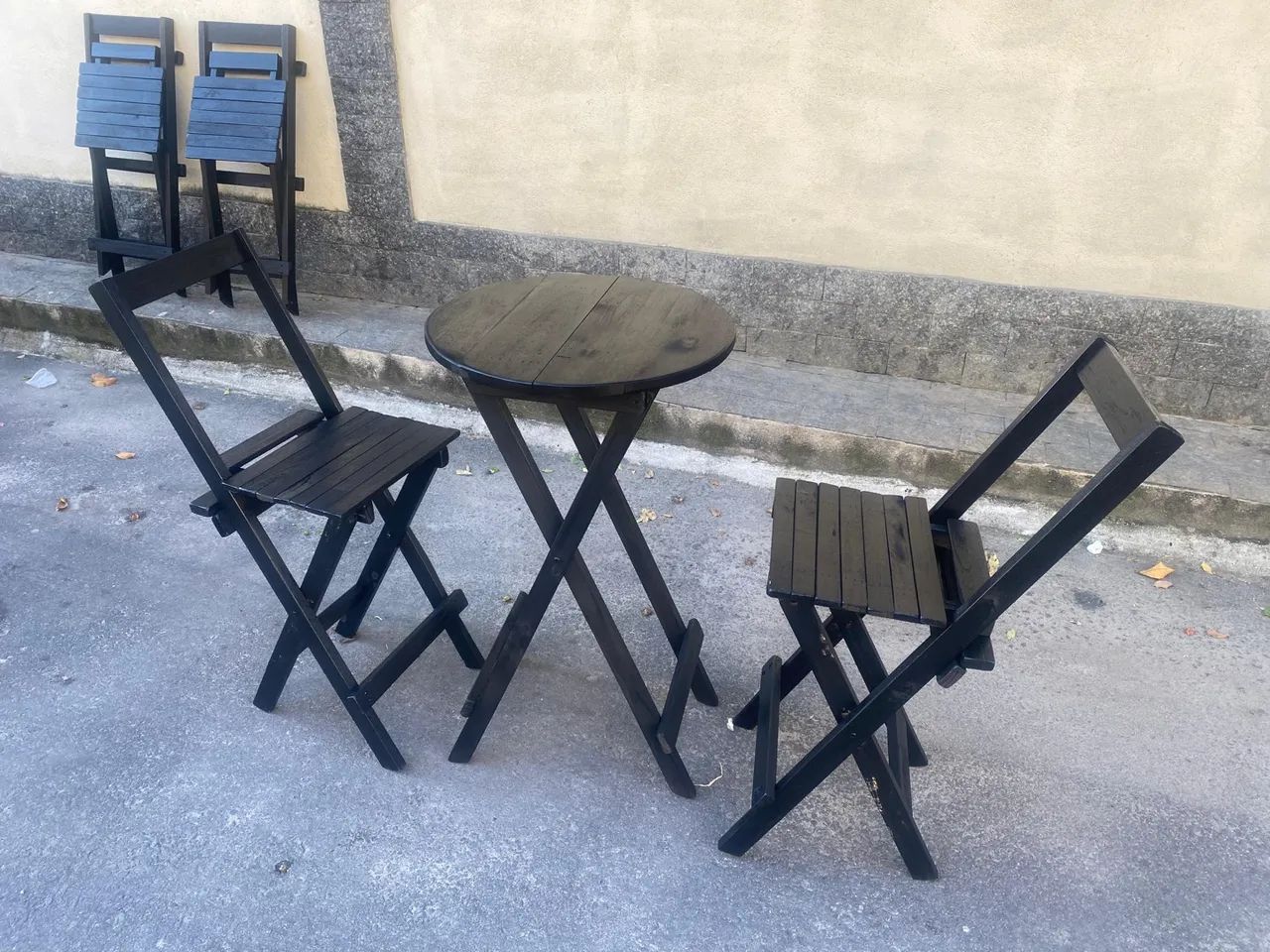 Mesa bistrô com 2 banquetas dobráveis 