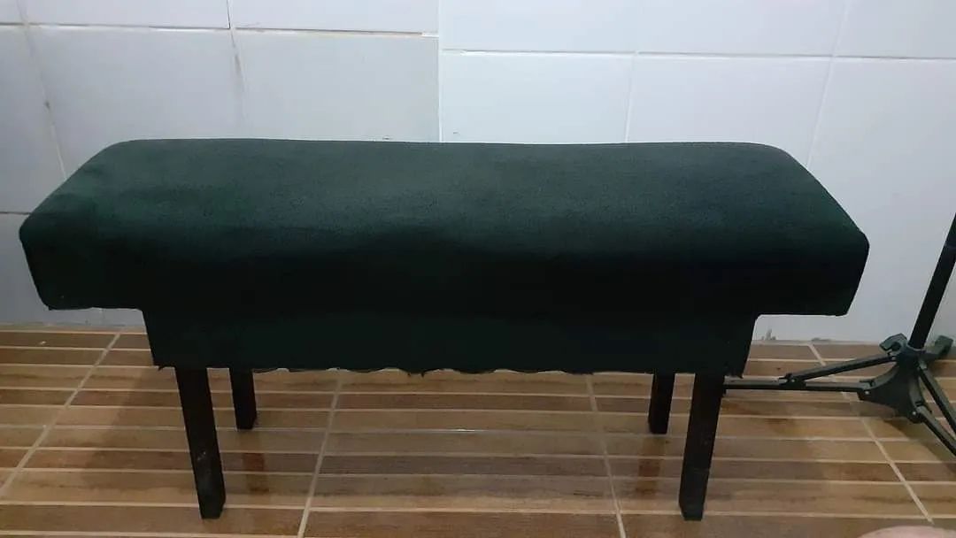 Banco com tecido suede preto